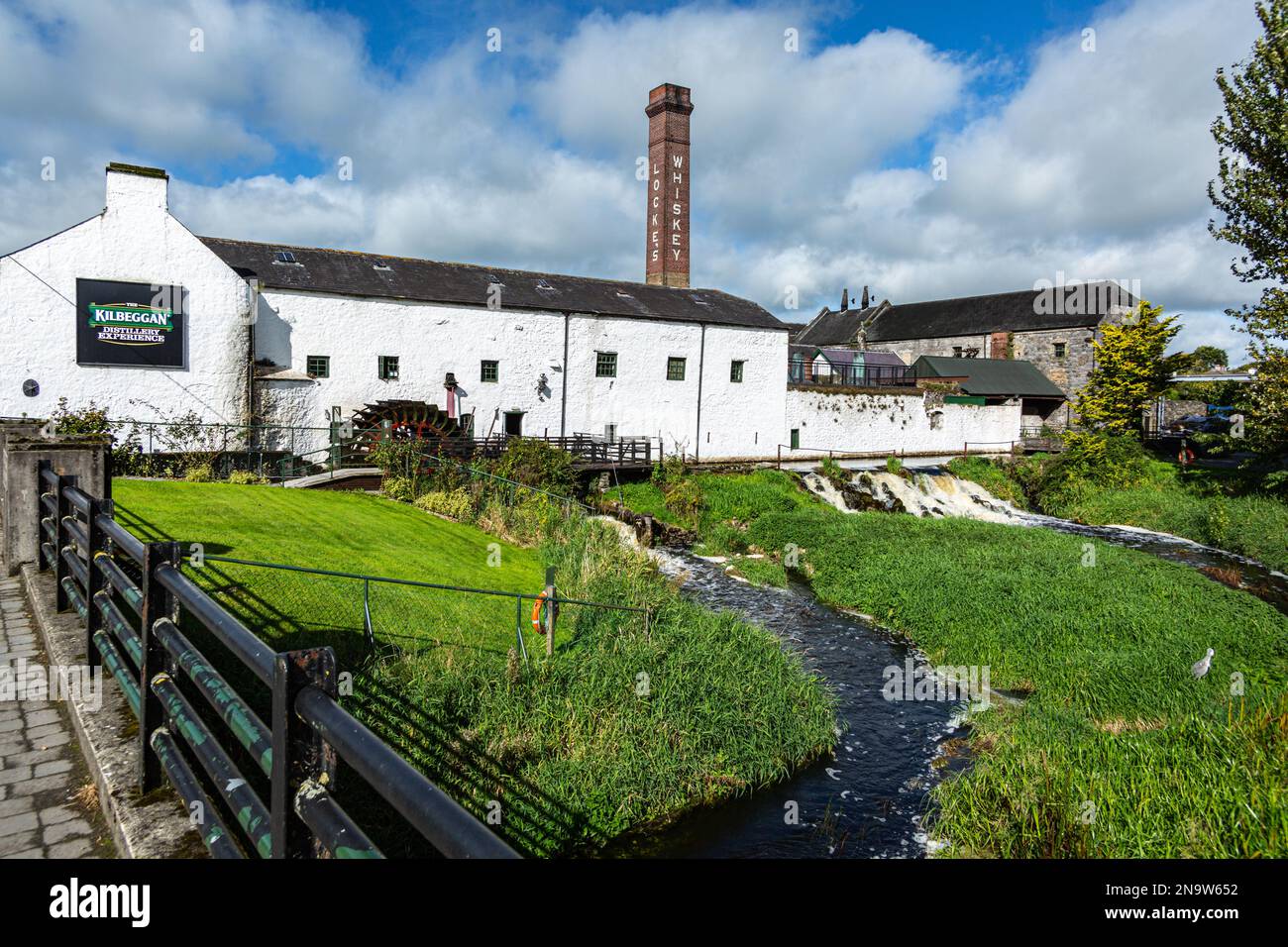 Fiume Brosna, Contea di Westmeath, Irlanda, distilleria Kilbeggan Foto Stock