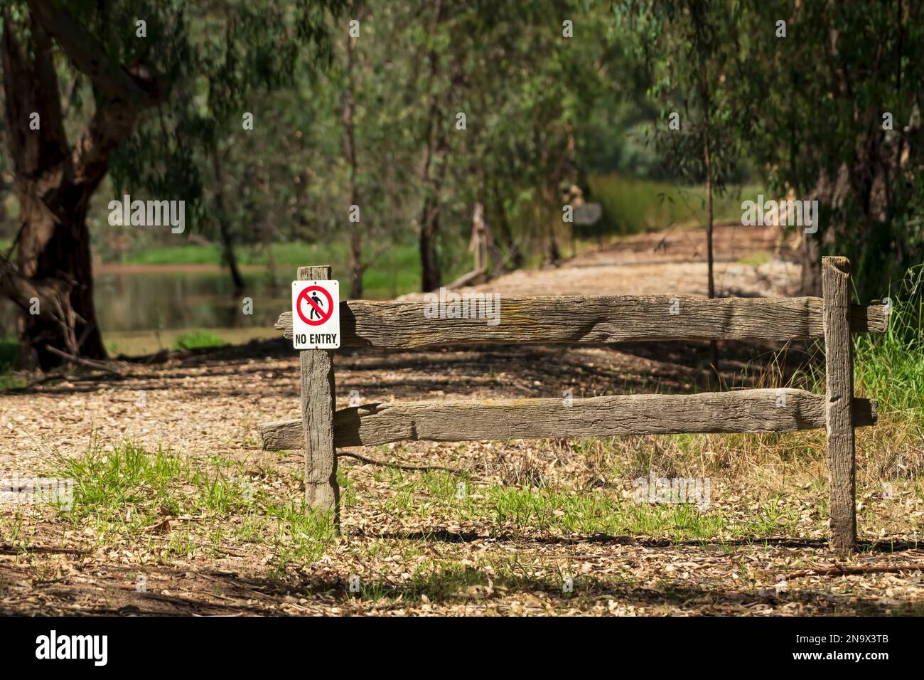 Nessun cartello d'ingresso che impedisce il passaggio a proprietà sensibili in Australia, scenario paesaggistico. Foto Stock