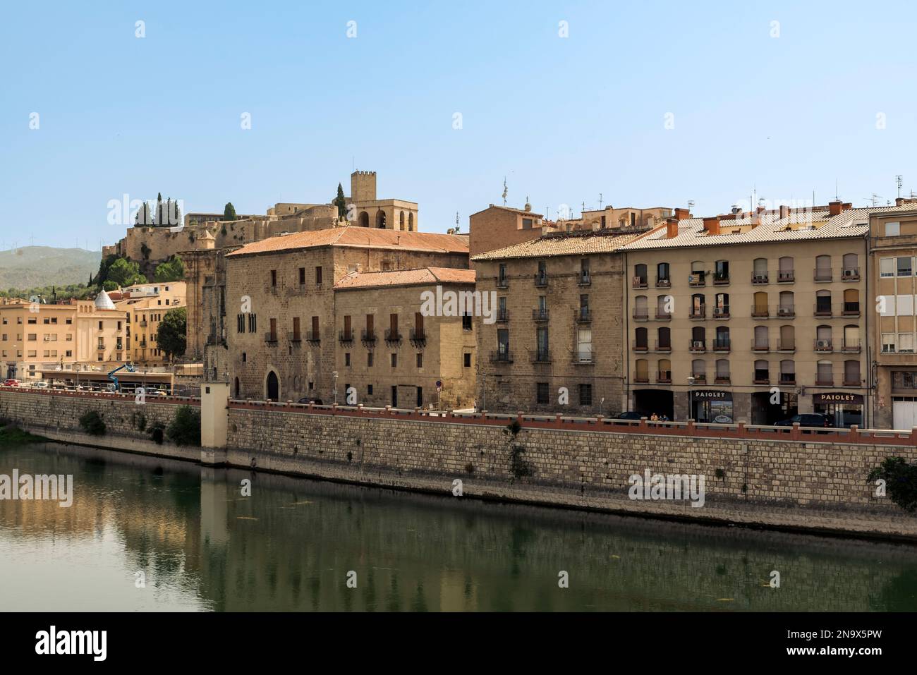 Vista sulla riva del fiume Ebro e sul castello di Sant Joan sullo sfondo, Tortosa, Spagna; Tortosa, Tarragona, Spagna Foto Stock