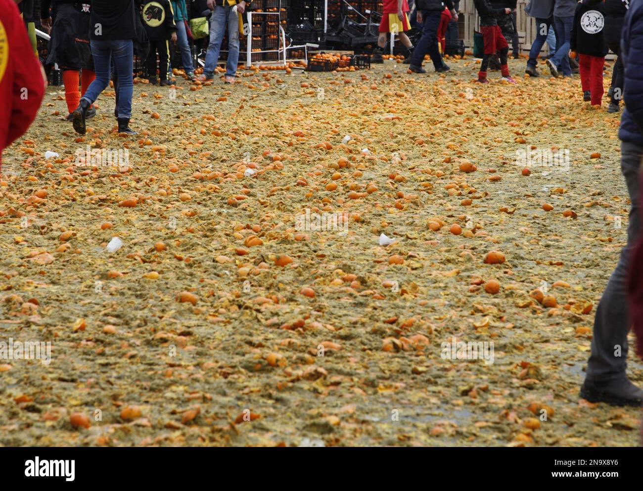 ivrea carnevale, resti di arance sul pavimento della strada Foto Stock