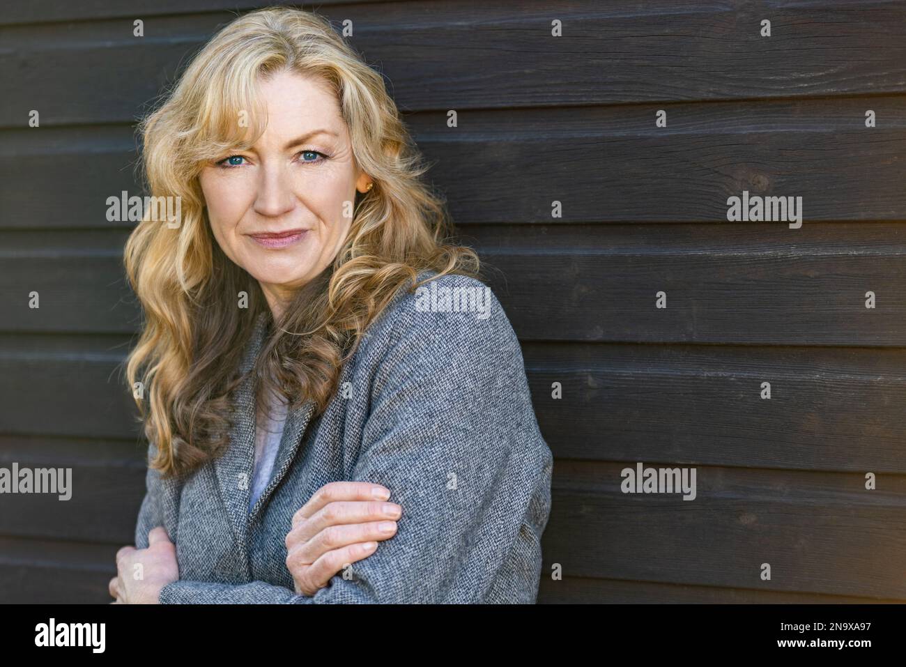 Bella donna bionda di mezza età fuori Foto Stock