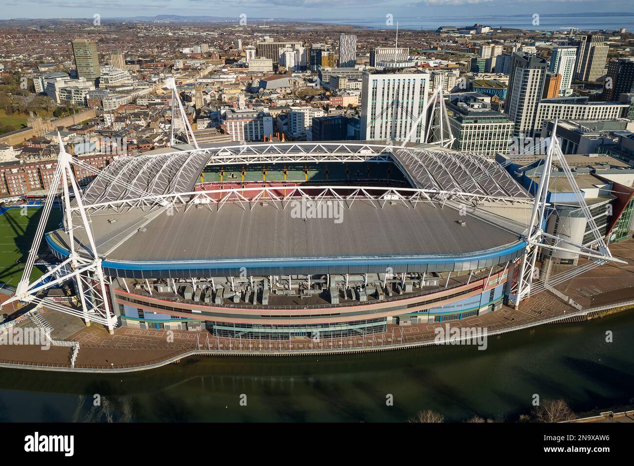 Vista aerea del centro di Cardiff e del Millennium (Principato) Stadium vicino al fiume Taff. Foto Stock
