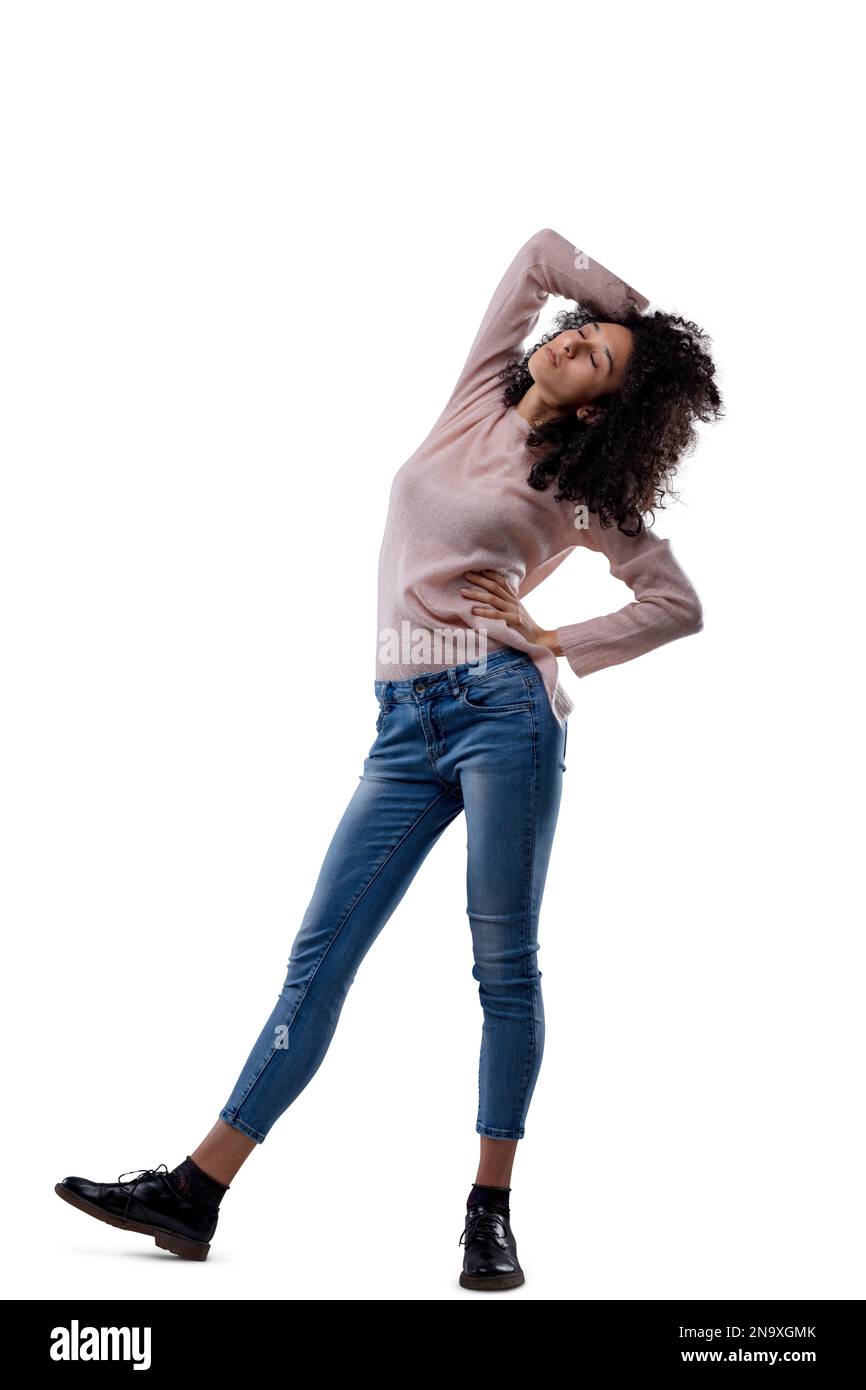Giovane donna in jeans e maglione rosa, ritratto integrale di bella modella  moda con posa dei capelli ricci. Isolato su trasparente o bianco Foto stock  - Alamy