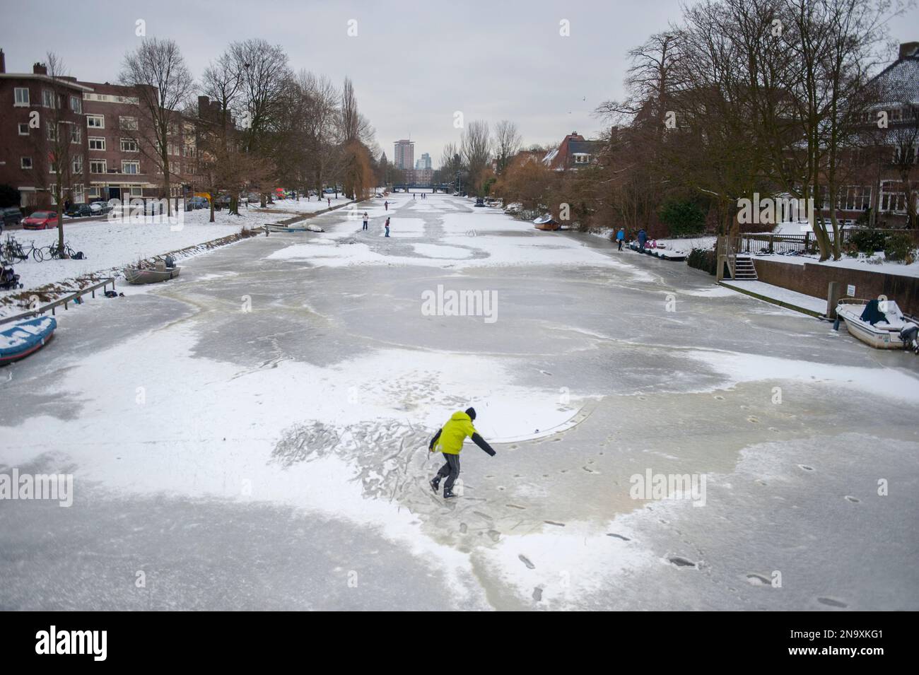 Pattinatore di ghiaccio da solo su un canale; Amsterdam, Paesi Bassi Foto Stock