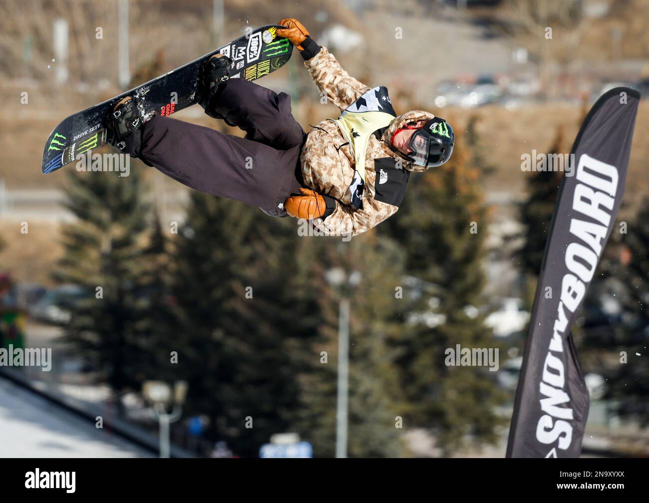 Dusty Henricksen, degli Stati Uniti, compete durante l'evento maschile di  snowboard in stile slopestyle della Coppa del mondo a Calgary, Alta.,  domenica 12 febbraio 2023. LA STAMPA CANADESE/Jeff McIntosh Foto stock -