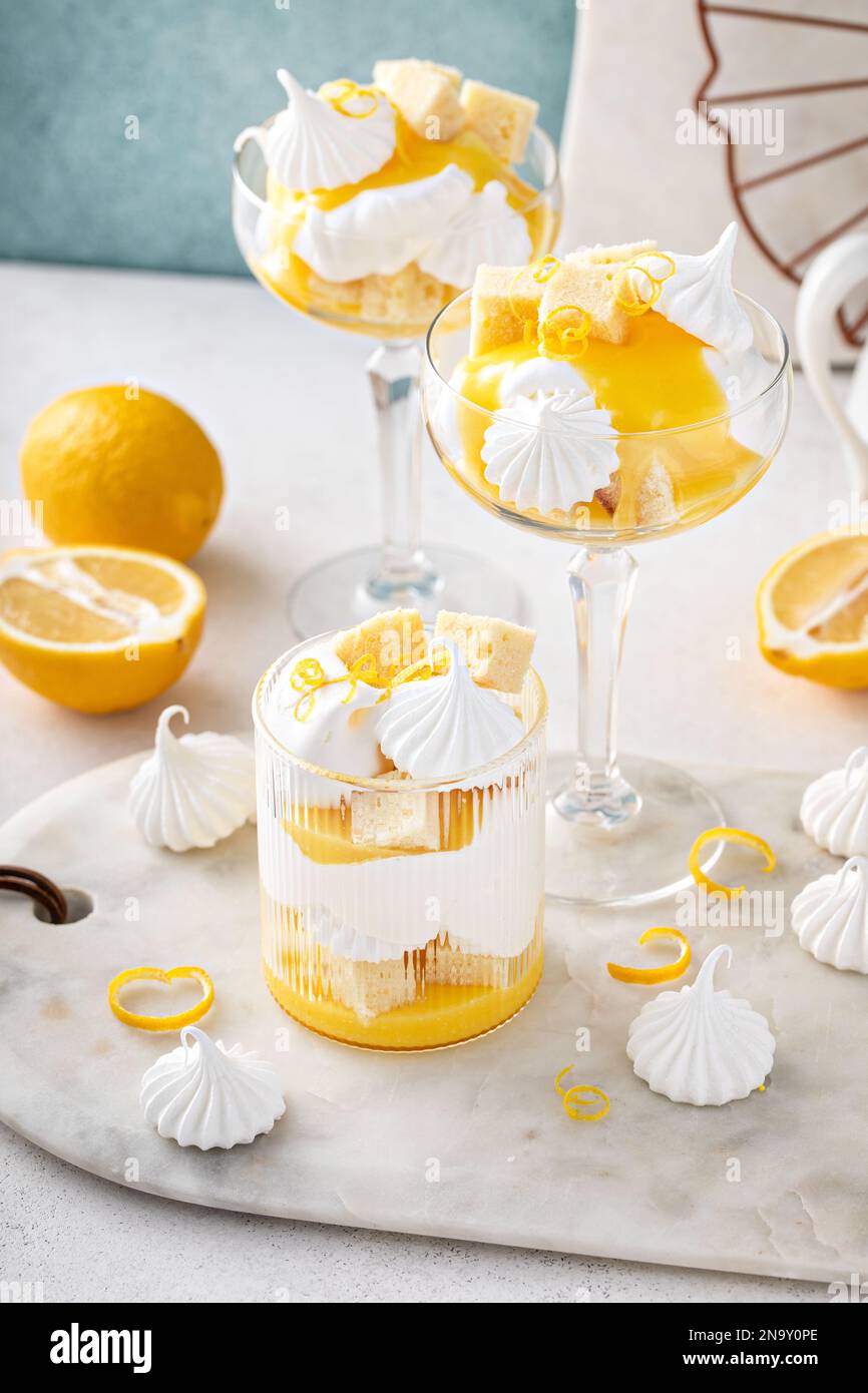 Parfait di limone con torta di libbra, cagliata di limone, panna montata e baci di meringa Foto Stock