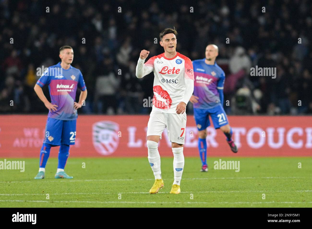 12 febbraio 2023, Napoli, Italia: Eljif Elmas (7) SSC Napoli 1926 celebra  dopo aver segnato un gol durante la Serie Italiana Una partita di calcio  2022/2023 tra Napoli e Cremonese il 12