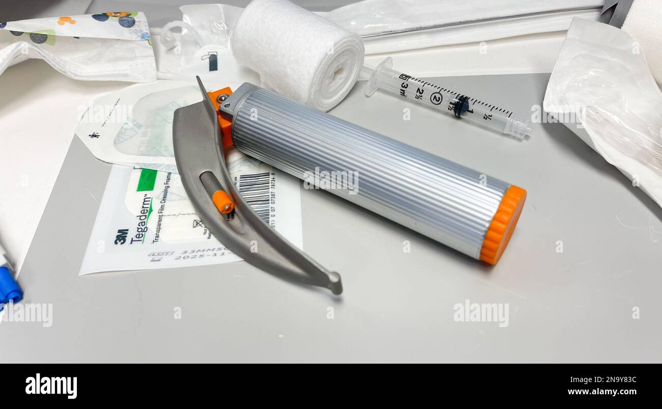 Apparecchiatura per vie respiratorie ospedaliere sul tavolo per la respirazione e l'intubazione Foto Stock