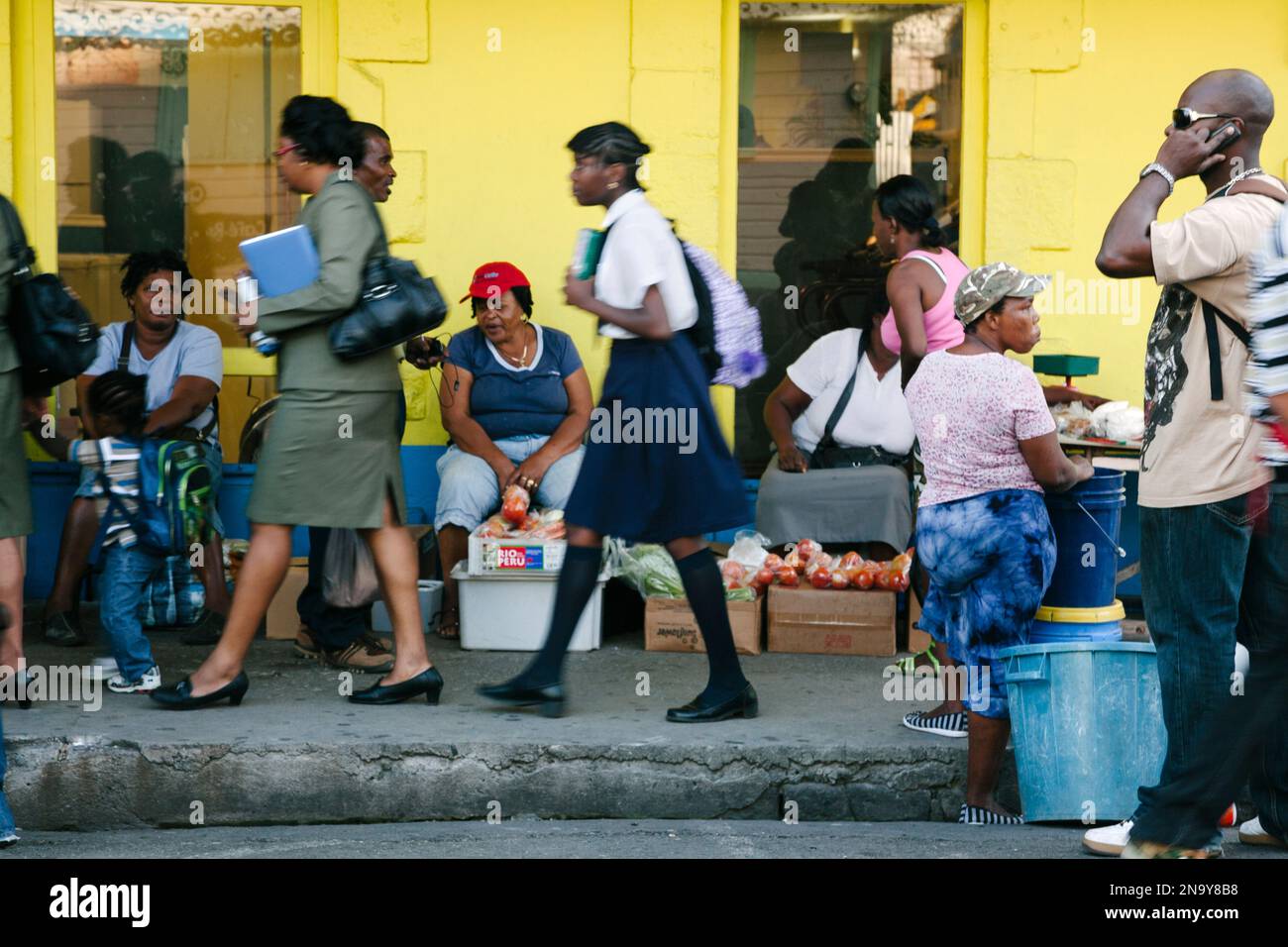 Scena di strada nella capitale Roseau sull'isola di Dominica nei Caraibi; Roseau, Dominica, Indie occidentali Foto Stock