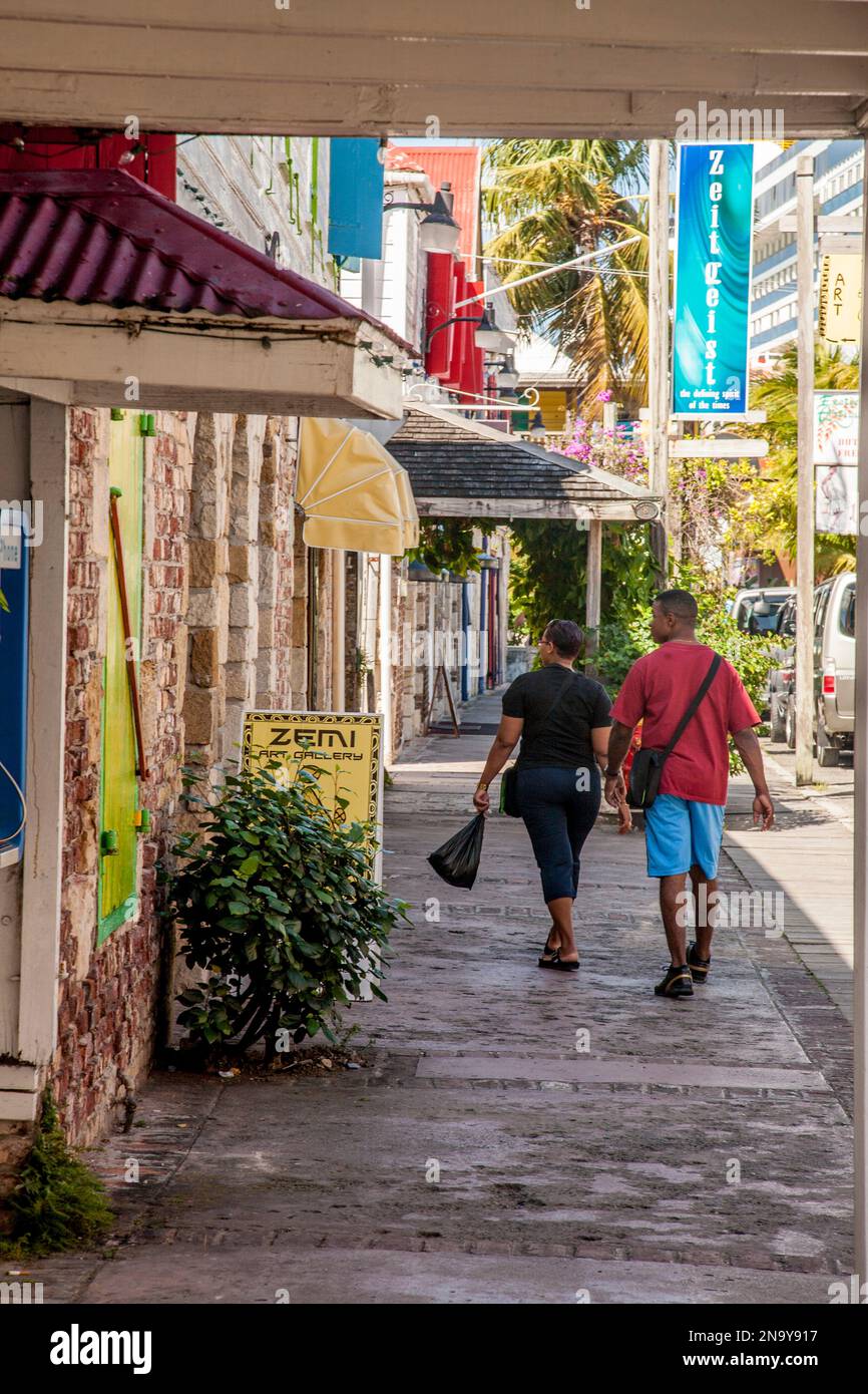 Quartiere dello shopping presso il terminal delle navi da crociera di St. John's sull'isola di Antigua; St. John's, Antigua, Antigua e Barbuda Foto Stock