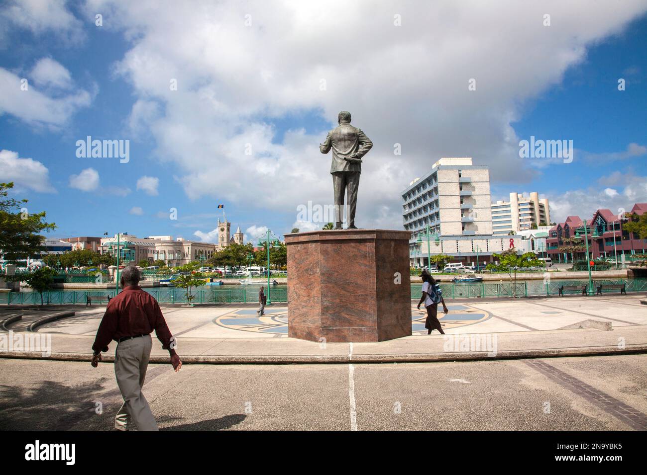 Statua e vita cittadina a Bridgetown, Barbados; Bridgetown, Barbados Foto Stock