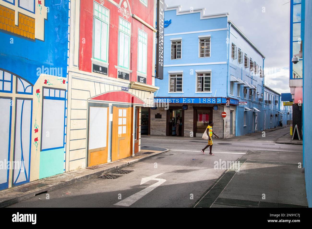 Scena di strada in un quartiere dello shopping di Bridgetown, la capitale delle Barbados; Bridgetown, Barbados Foto Stock