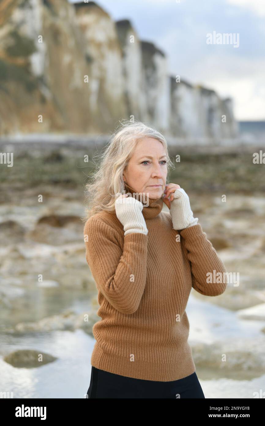 Ritratto di una donna di sessant'anni con capelli grigi Foto Stock