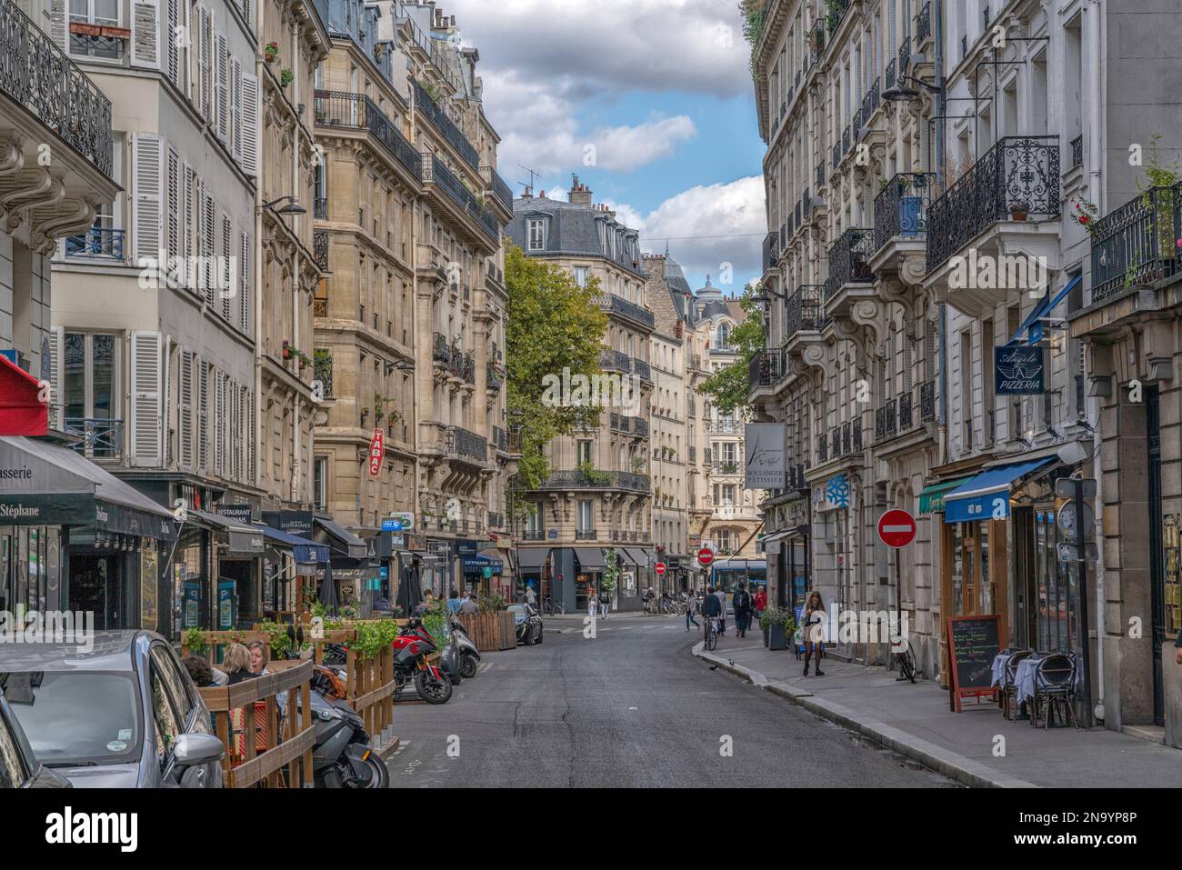 Strada tradizionale di Parigi con negozi e caffè; Parigi, Francia Foto Stock