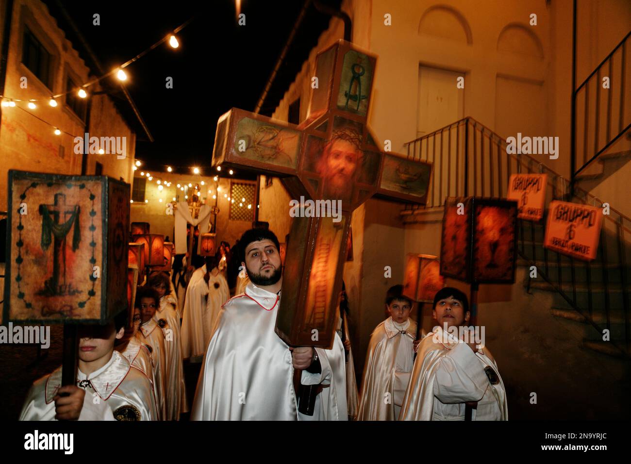 Durante la settimana Santa a Mendrisio, i cristiani vestiti di abiti bianchi portano lanterne di tela, alcune di oltre cento anni, le croci sono accese da candele Foto Stock