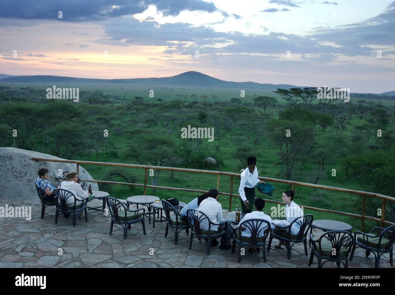 I turisti ammirano il paesaggio africano da un punto panoramico: L'Africa Foto Stock