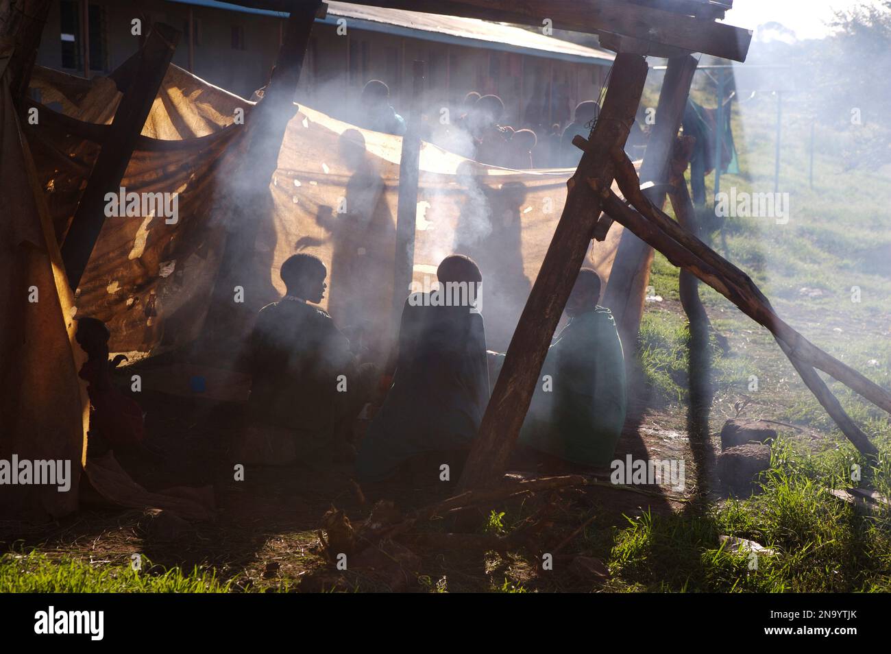 Gli anziani hanno un incontro in un campo vicino alla scuola che hanno costruito; Endulen, Tanzania Foto Stock
