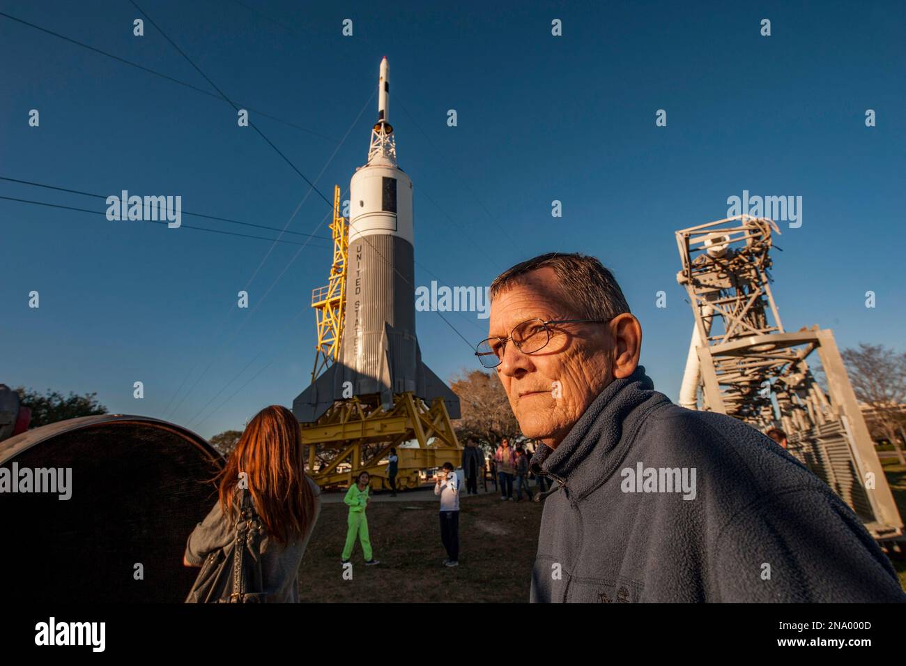 Man si trova di fronte a Little Joe II al Johnson Space Center di Houston, Texas, USA; Webster, Texas, Stati Uniti d'America Foto Stock