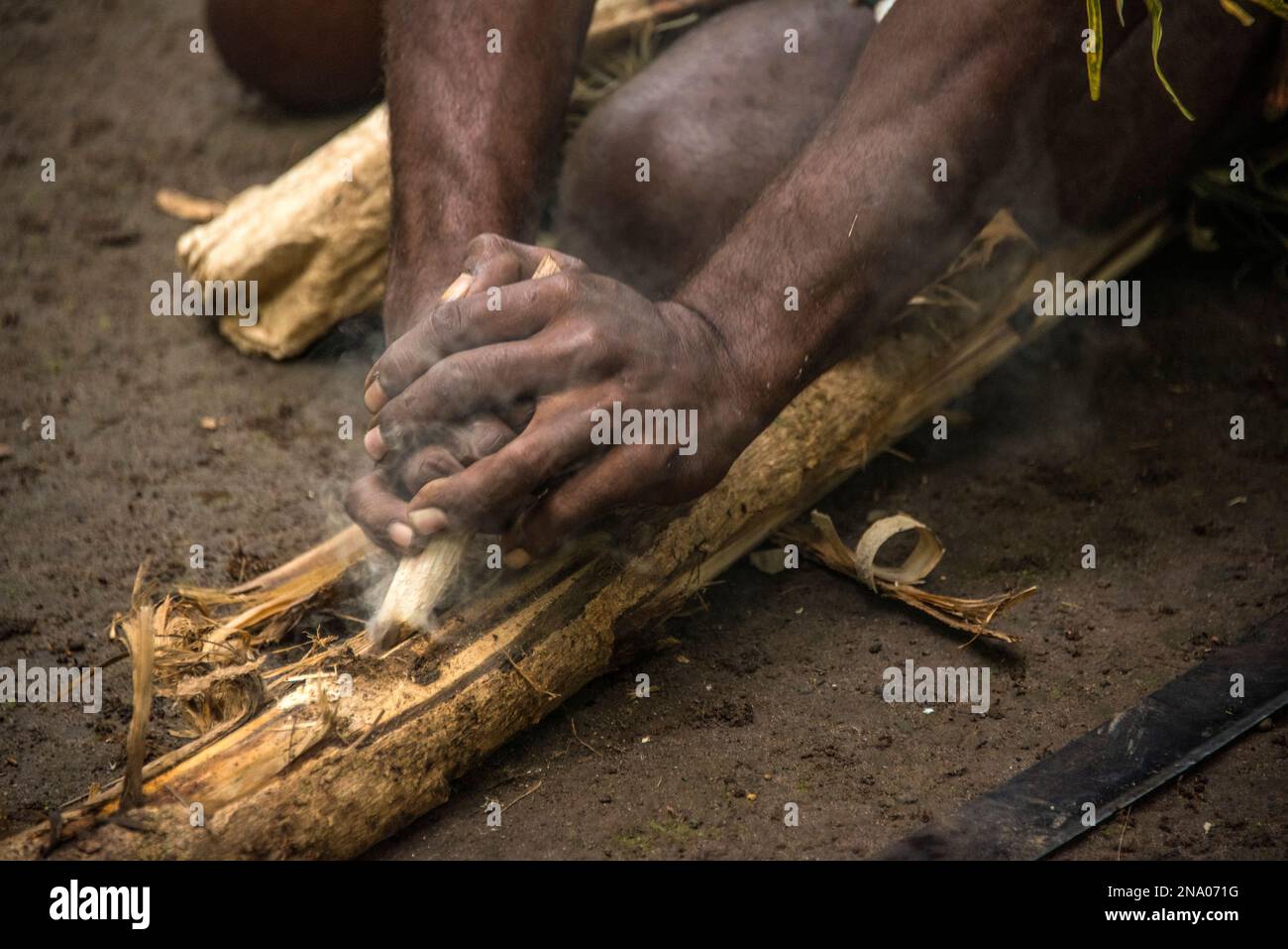 Dimostrazione della tecnica di fabbricazione del fuoco da parte di un membro della tribù Kafure al porto di McClaren in Papua nuova Guinea Foto Stock