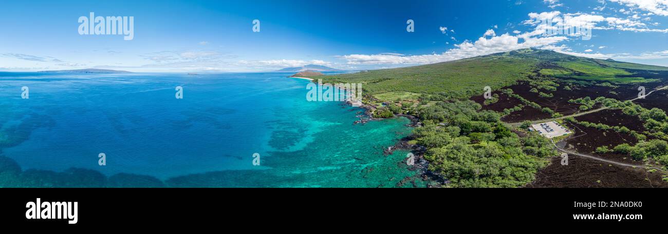 Vista droni della baia di Ahihi e della costa di Maui, con vista su Lanai, Molokai e Molokini Crater in lontananza, Hawaii, USA Foto Stock