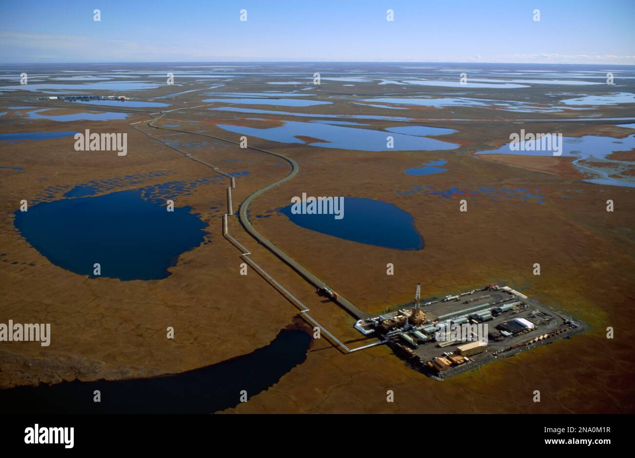 Vista aerea dei fiumi di Tundral e di una raffineria di petrolio, Alaska settentrionale; North Slope, Alaska, Stati Uniti d'America Foto Stock