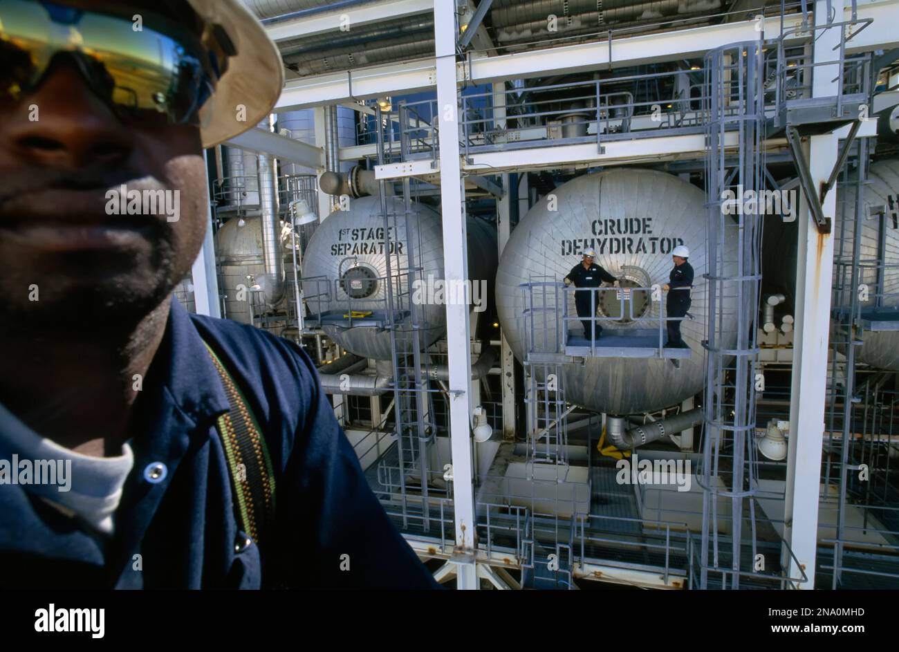 Lavoratori industriali in una raffineria; North Slope, Alaska, Stati Uniti d'America Foto Stock