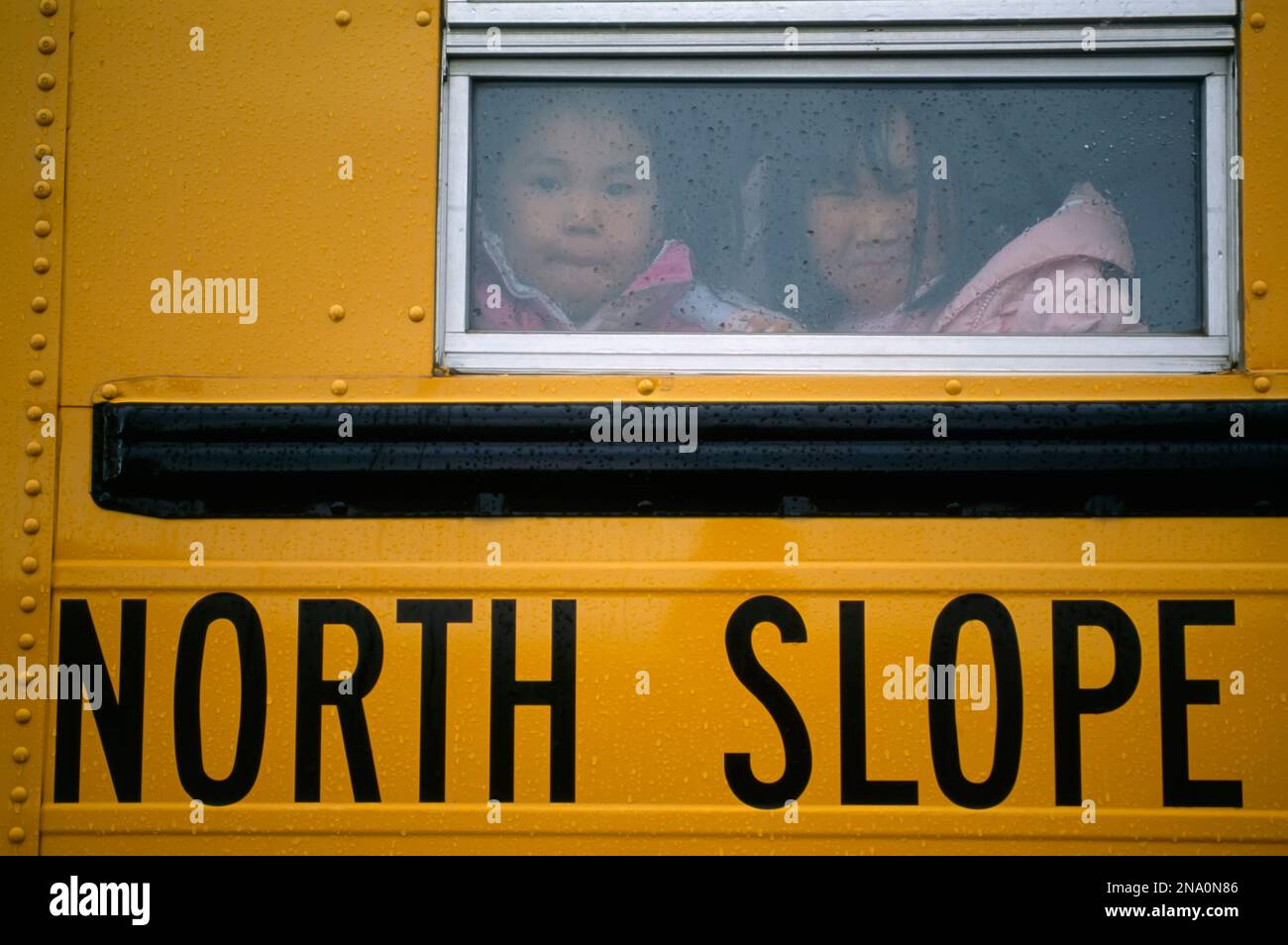 Bambini Inuit su uno scuolabus nella zona di North Slope, Alaska, Stati Uniti; North Slope, Alaska, Stati Uniti d'America Foto Stock