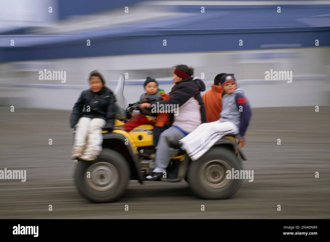 Una famiglia Inuit viaggia in quattro ruote; North Slope, Alaska, Stati Uniti d'America Foto Stock