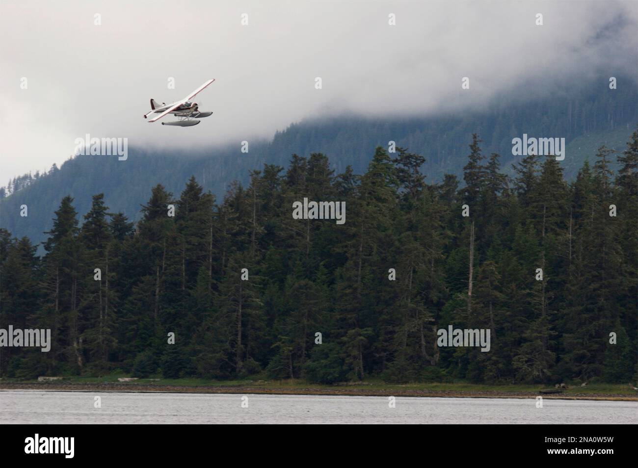 L'idrovolante decolla dal villaggio di pescatori di Craig sull'isola Prince of Wales, Alaska, USA; Alaska, Stati Uniti d'America Foto Stock