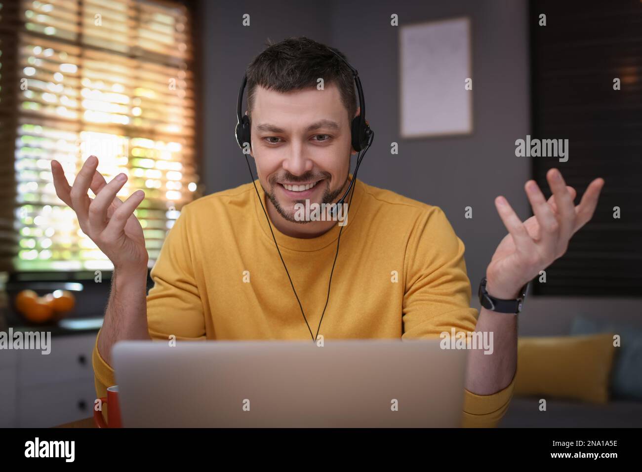 Insegnante che conduce una lezione online a casa durante la quarantena COVID-19 Foto Stock