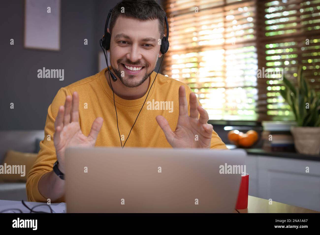 Insegnante che conduce una lezione online a casa durante la quarantena COVID-19 Foto Stock