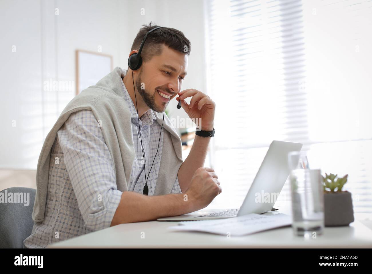 Insegnante che conduce una lezione online a casa durante la quarantena COVID-19 Foto Stock