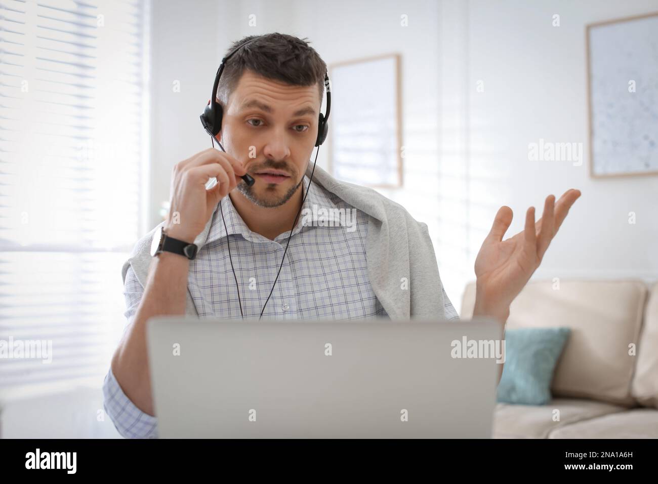 Insegnante che conduce una lezione online a casa durante la quarantena COVID-19 Foto Stock