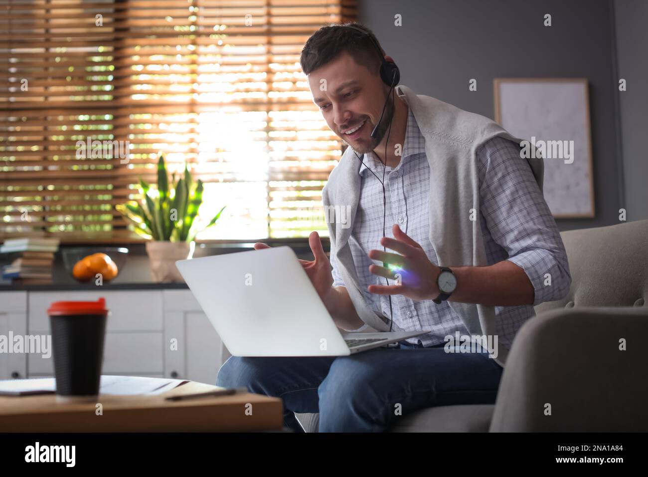 Insegnante che conduce una lezione online a casa durante la quarantena COVID-19 Foto Stock