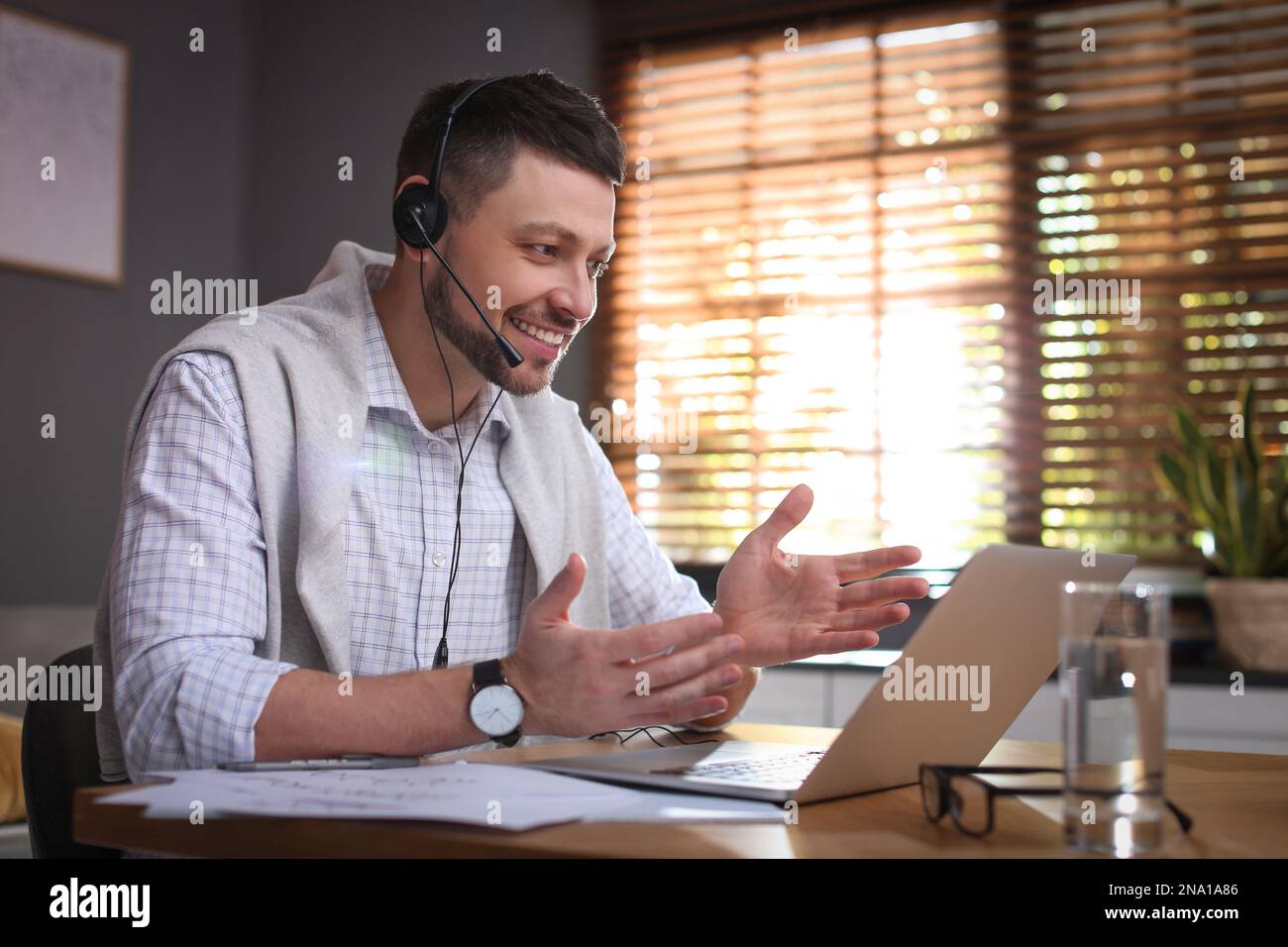Insegnante che conduce una lezione online a casa durante la quarantena COVID-19 Foto Stock