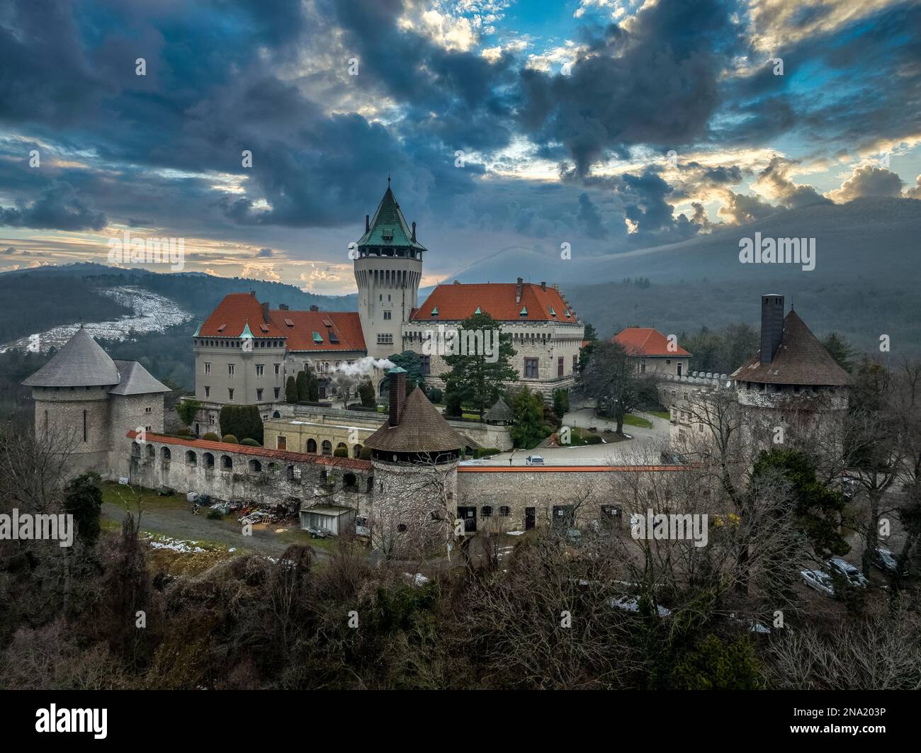 Veduta aerea del romantico castello medievale di cavaliere con mastio e torri in Smolenice Slovacchia Foto Stock