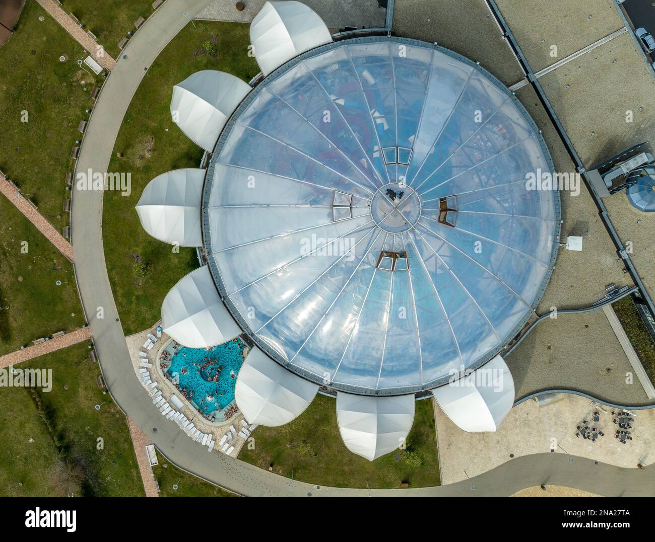 Vista aerea dei vivaci scivoli acquatici in un parco acquatico all'aperto e in una piscina coperta a forma di fiore Foto Stock