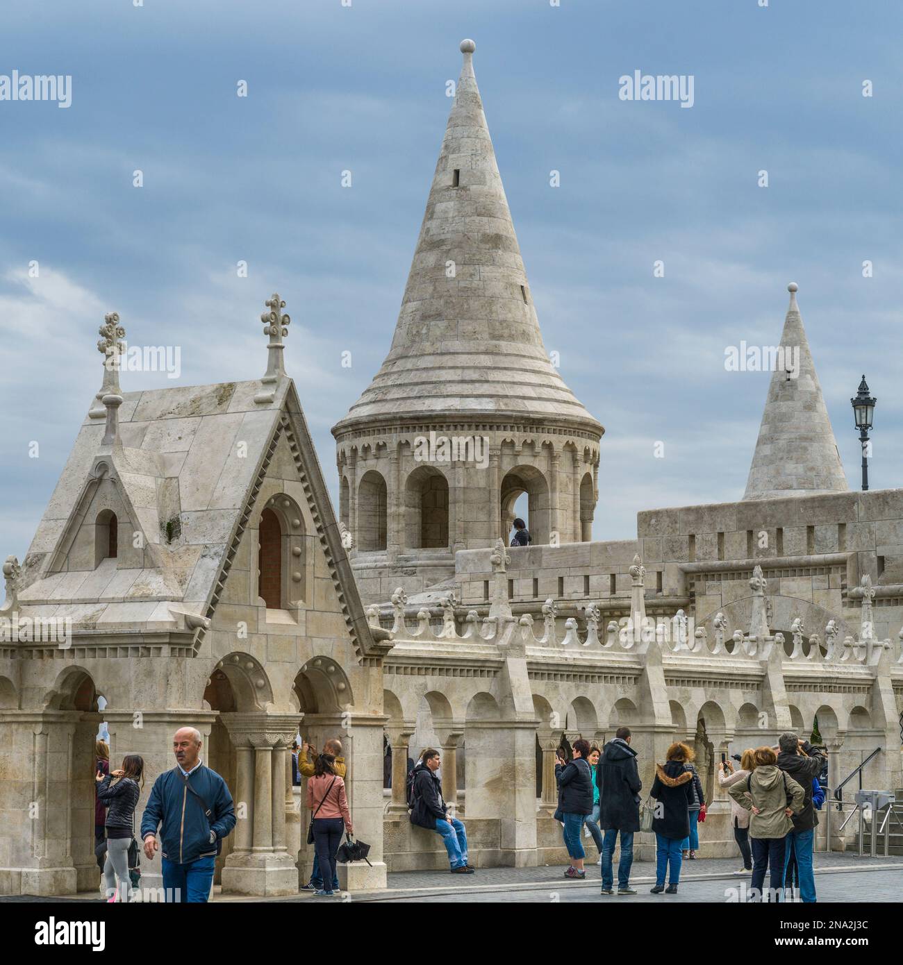 Turisti al Bastione dei pescatori, quartiere del Castello di Buda; Budapest, Budapest, Ungheria Foto Stock