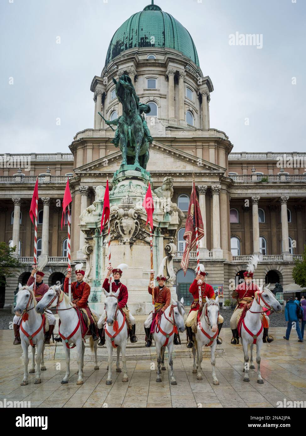 Cavalieri vestiti con bandiere rosse che portano al Castello di Buda nel quartiere del Castello di Buda; Budapest, Budapest, Ungheria Foto Stock