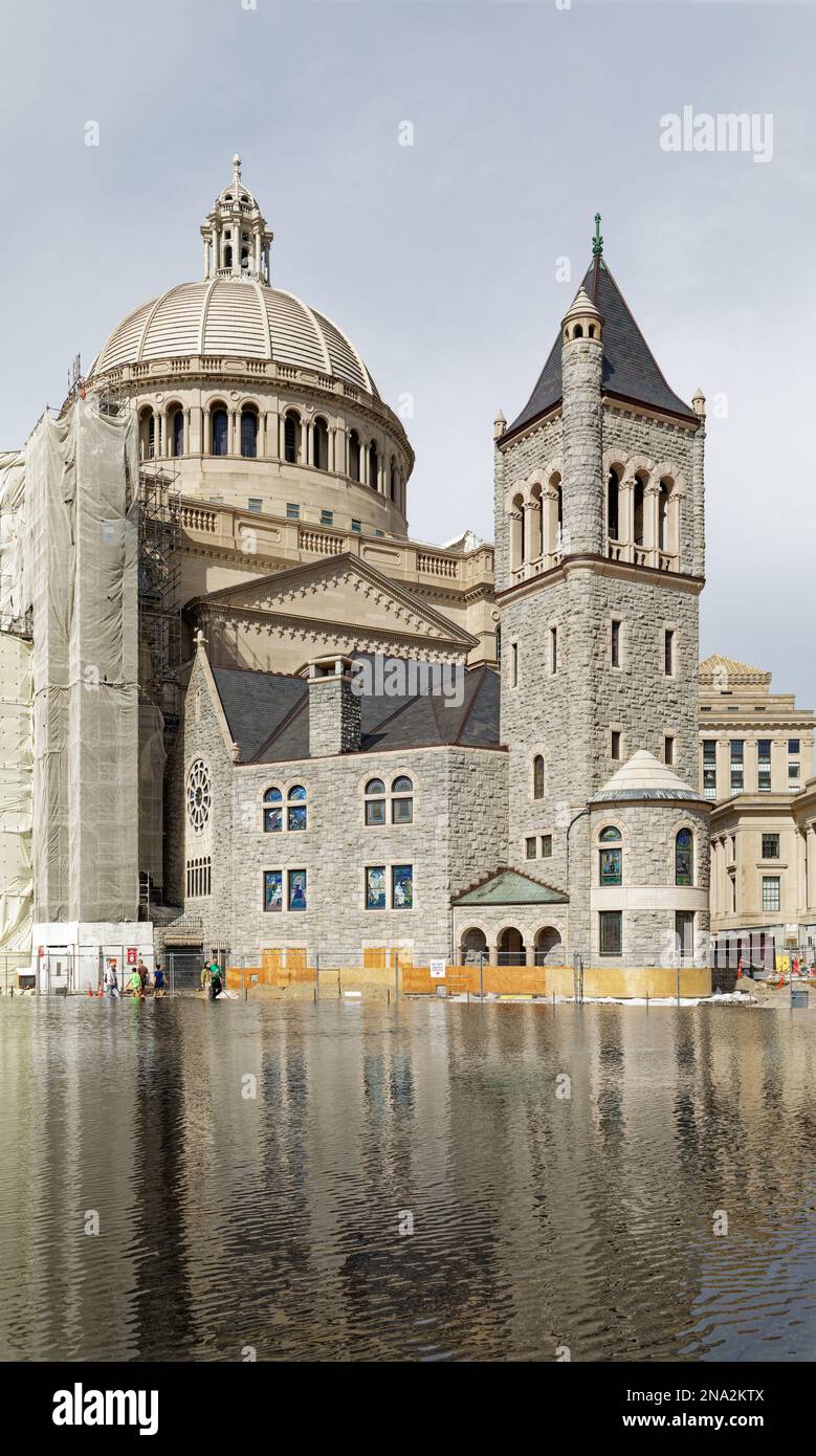 First Church of Christ, Scientist, la Chiesa Madre, è l’ancora della Christian Science Plaza di Boston. La piscina riflettente è in primo piano. Foto Stock