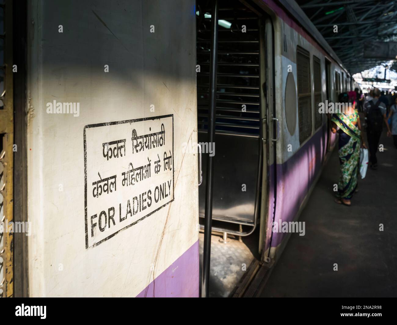 Firma sulla vettura del treno dicendo "solo per le donne"; Mumbai, Maharashtra, India Foto Stock