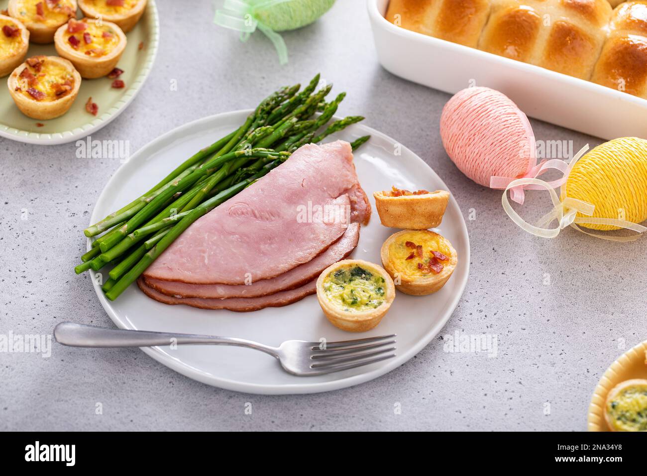 Prosciutto, asparagi e mini quiche per il brunch Eater servito su un piatto Foto Stock