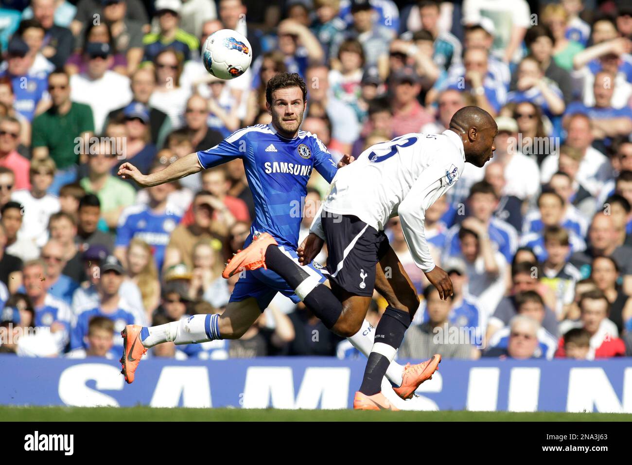 Chelsea's Juan Mata, left, competes with Tottenham Hotspur's William Gallas during their English Premier League soccer match at Stamford Bridge, London, Saturday, March 24, 2012. (AP Photo/Sang Tan) Foto Stock
