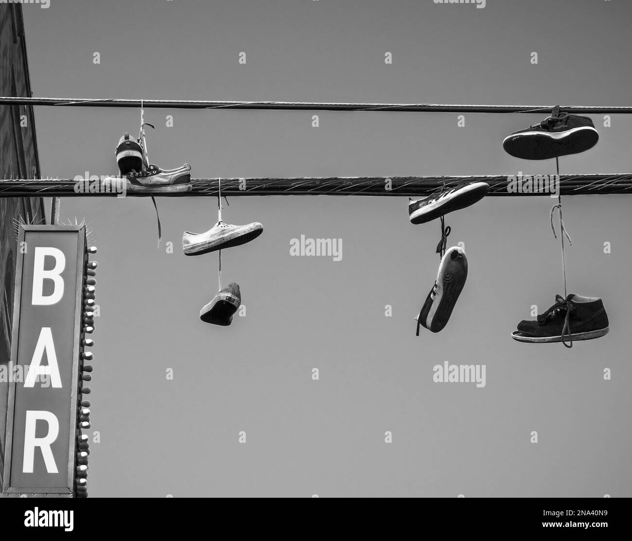 Scarpe pendenti dai cavi sopra il Venice Beach Boardwalk; Los Angeles, California, Stati Uniti d'America Foto Stock