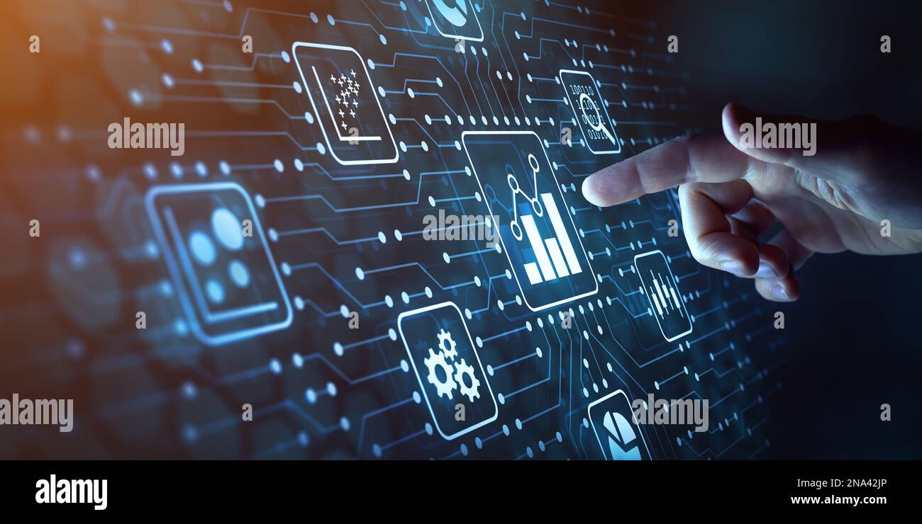 Analisi dei dati e calcolo dell'analisi dei dati su CPU o GPU del server. Concetto con grafici a sfioramento e circuito elettronico su schermo virtuale. Busines Foto Stock