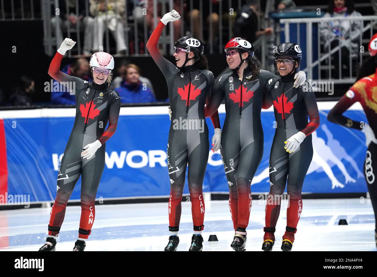 Vincitore della medaglia d'oro Kim Boutin (CAN), Courtney Sarault (CAN), Rikki Doak (CAN) e Renee Marie Steenge (CAN) per il team Canada nelle 3000m finali femminili di staffetta durante la finale della Coppa del mondo ISU Shorttrack il 12 febbraio 2023 nella sala ghiaccio dello Sportboulevard a Dordrecht, Paesi Bassi Credit: SCS/Soenar Chamid/AFLO/Alamy Live News Foto Stock