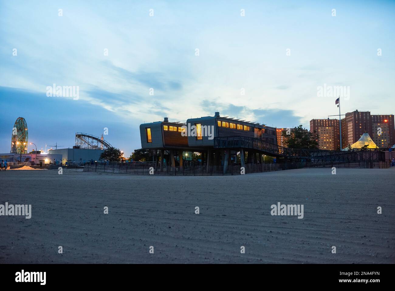 Stazione del bagnino al crepuscolo su Coney Island Beach; Coney Island, New York, Stati Uniti d'America Foto Stock