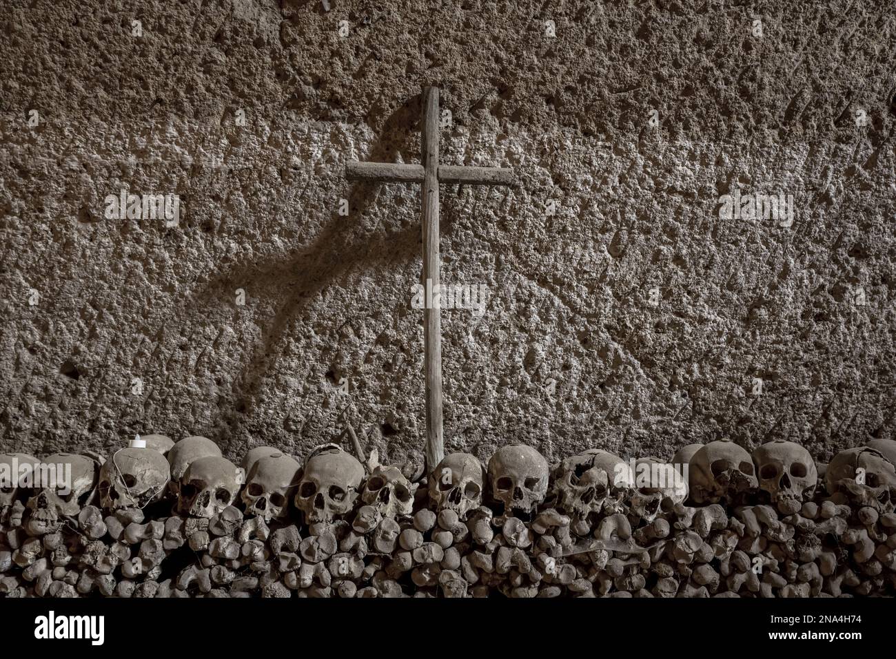 Cimitero di Fontanelle, una casa di charme dove si conservano migliaia di corpi anonimi, Napoli, Italia © Dosfotos/Axiom Foto Stock