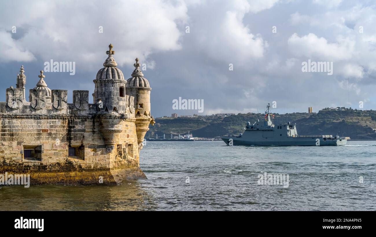 Nave che passa attraverso l'architettura storica lungo le rive del fiume Tago; Lisbona, Regione di Lisboa, Portogallo Foto Stock