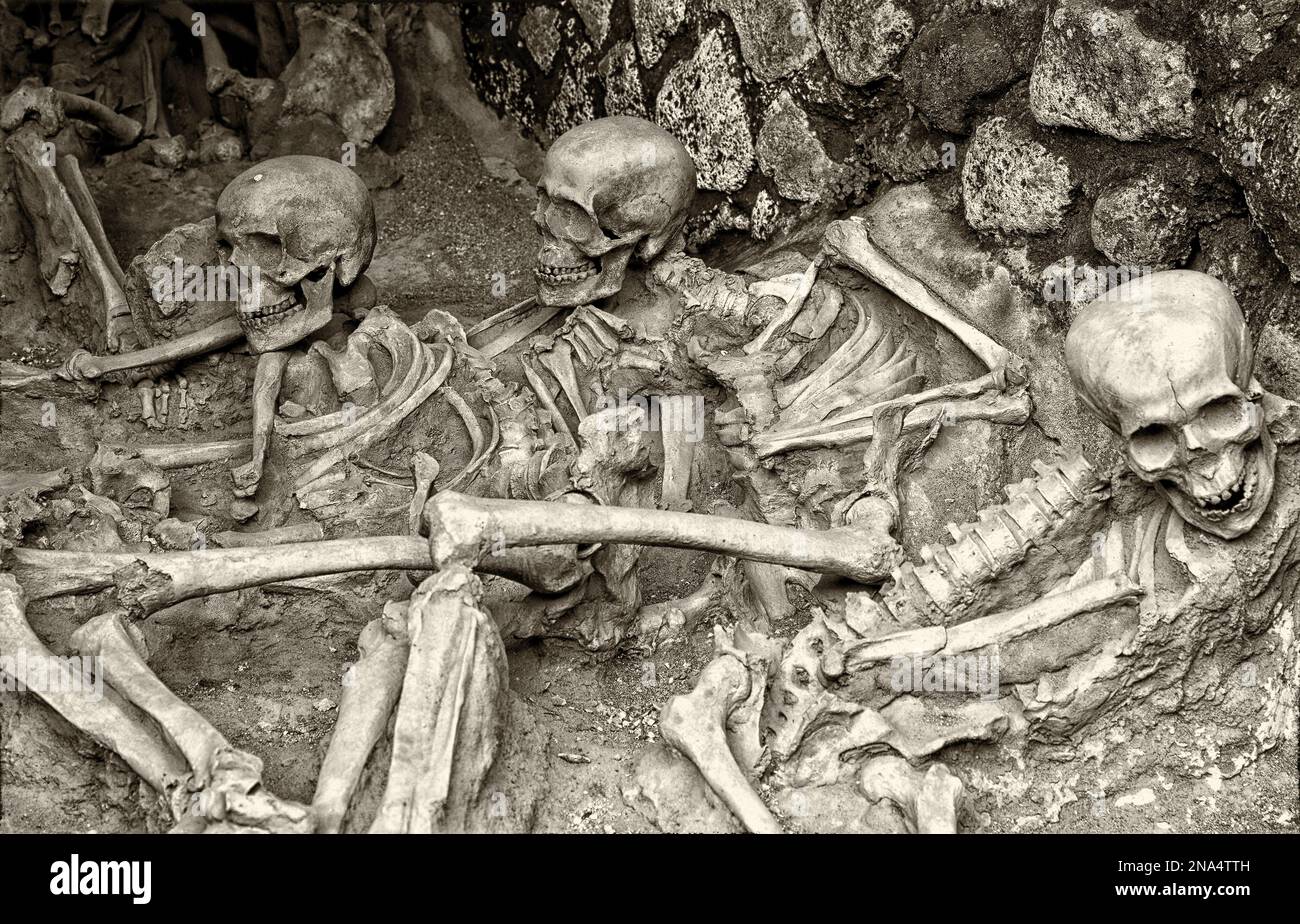 Scheletri nel terreno; Pompei, Italia Foto Stock
